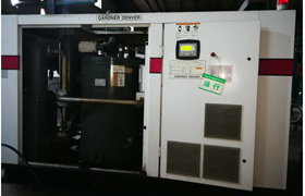 由于油品問題導致油氣分離器壓差高，空壓機潤滑油結膠，油濾堵塞，機器高溫報警